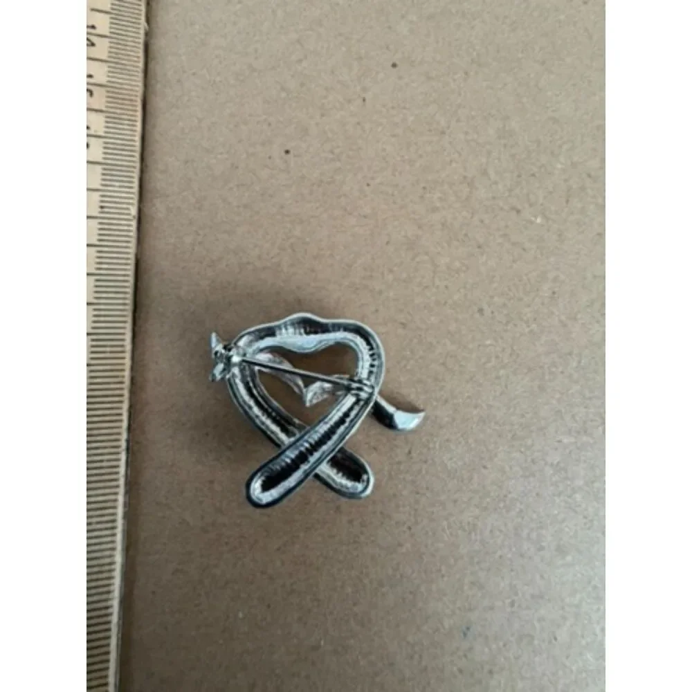 Vintage silver tone ribbon heart rhinestone brooch pin